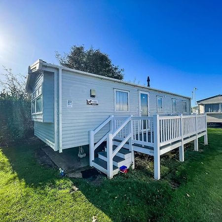 Lovely Caravan With Decking And Outside Furniture At Broadland Sands Ref 20113Bs Hopton on Sea Екстериор снимка