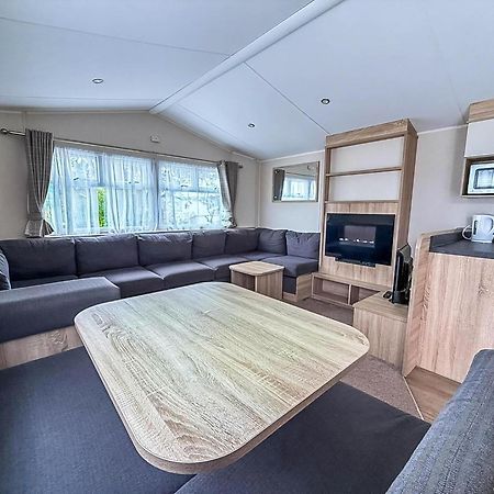 Lovely Caravan With Decking And Outside Furniture At Broadland Sands Ref 20113Bs Hopton on Sea Екстериор снимка