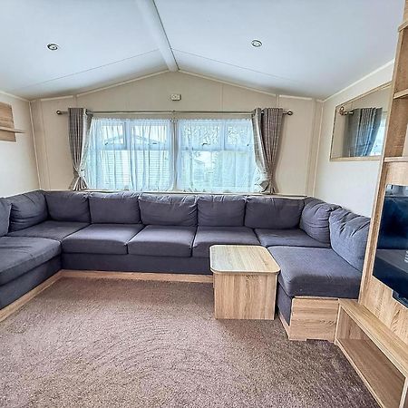 Lovely Caravan With Decking And Outside Furniture At Broadland Sands Ref 20113Bs Hopton on Sea Екстериор снимка