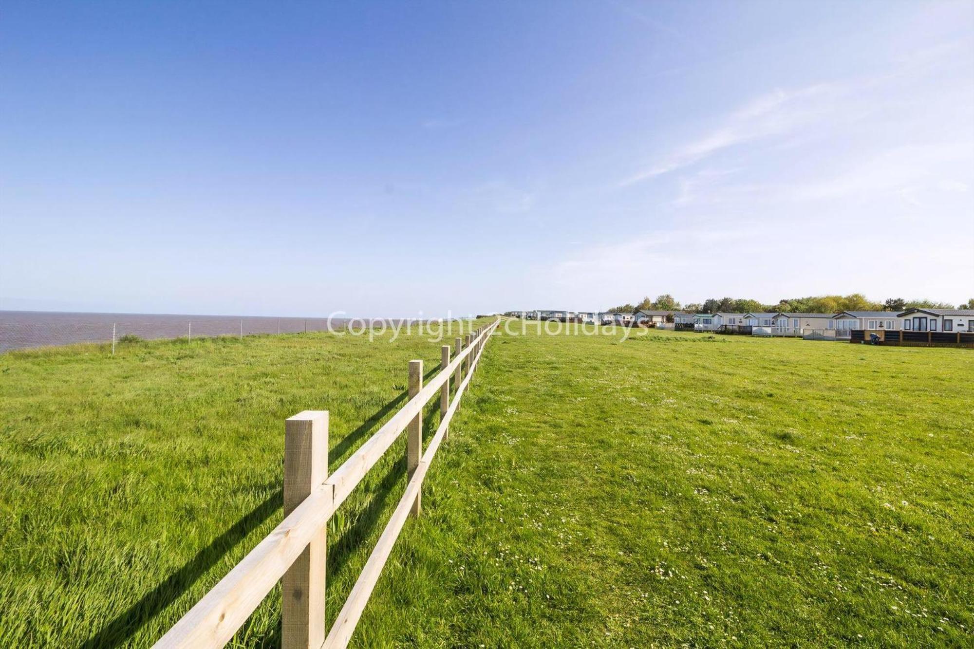 Lovely Caravan With Decking And Outside Furniture At Broadland Sands Ref 20113Bs Hopton on Sea Екстериор снимка