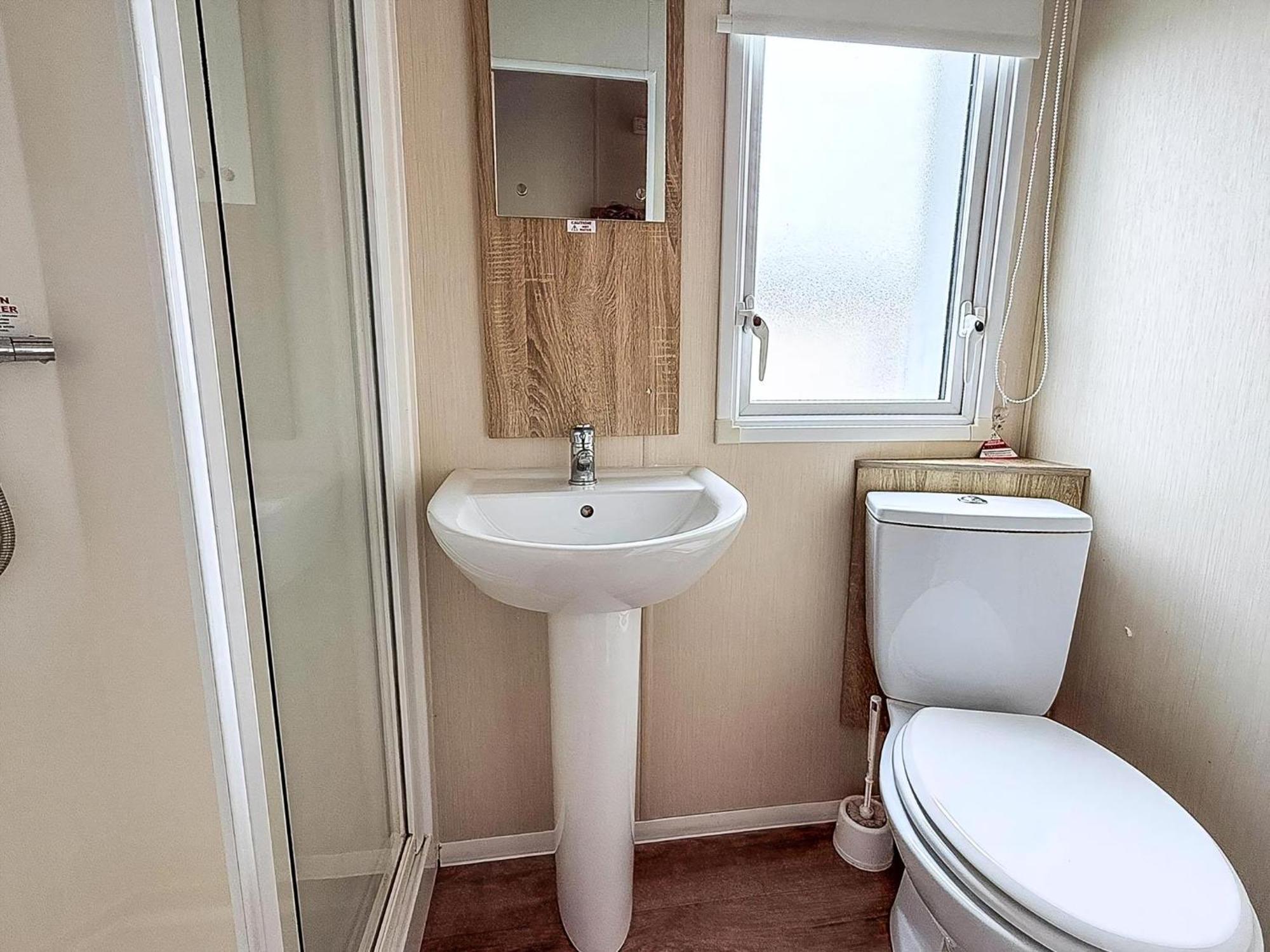 Lovely Caravan With Decking And Outside Furniture At Broadland Sands Ref 20113Bs Hopton on Sea Екстериор снимка