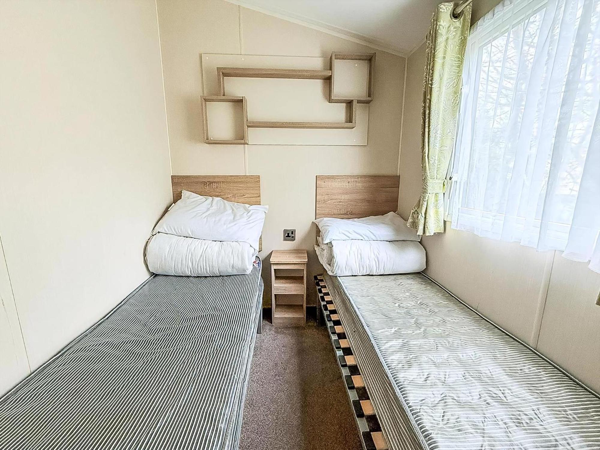 Lovely Caravan With Decking And Outside Furniture At Broadland Sands Ref 20113Bs Hopton on Sea Екстериор снимка