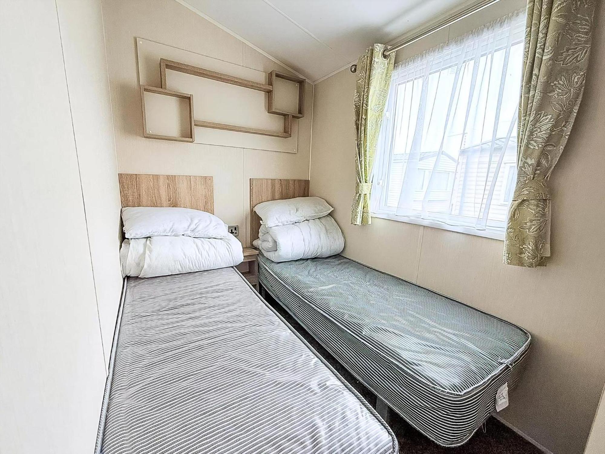 Lovely Caravan With Decking And Outside Furniture At Broadland Sands Ref 20113Bs Hopton on Sea Екстериор снимка